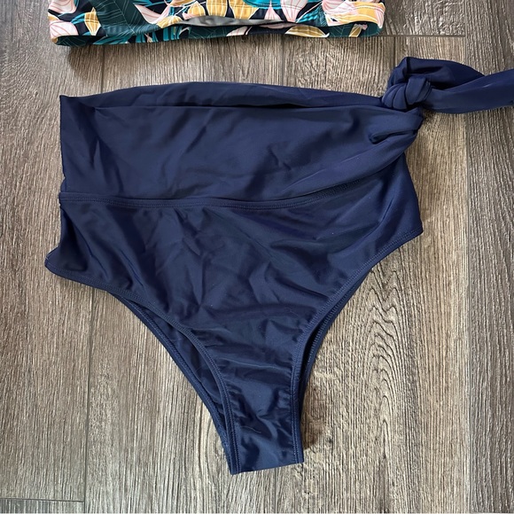 High waisted bikini size Medium - Picture 5 of 10